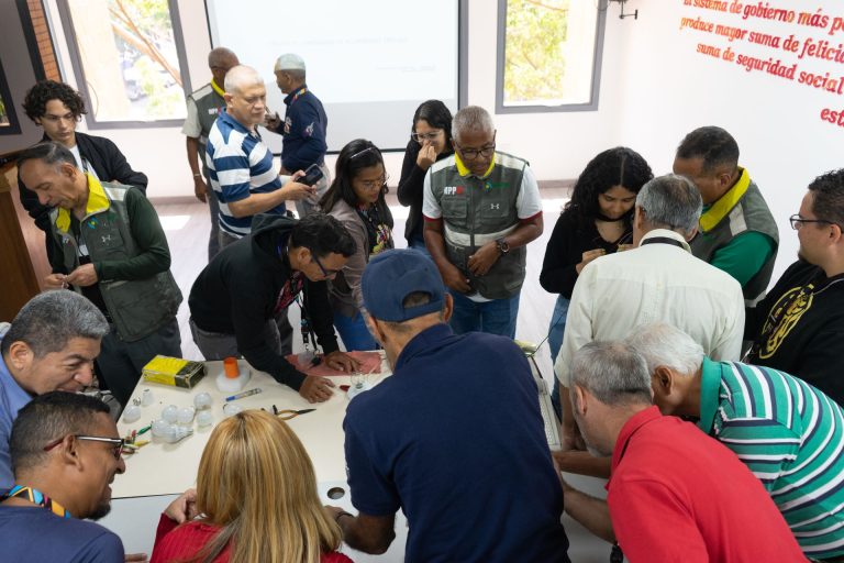 Trabajadores de la Tesorería de Seguridad Social se capacitan en reparación de bombillos y luminarias LED