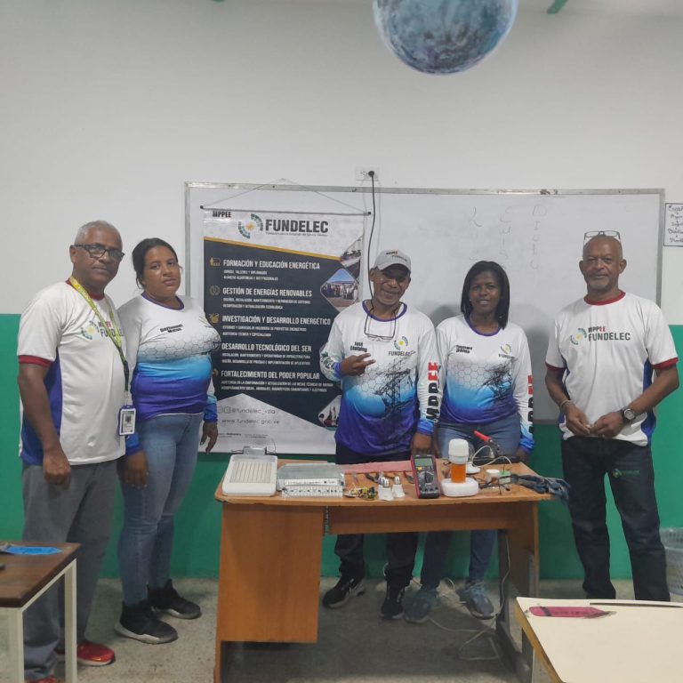 Poder Popular de La Guaira recibe capacitación en reparación de bombillos y luminarias LED