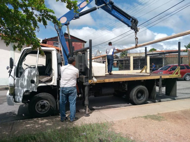 Instalan postes eléctricos en comunidades monaguenses