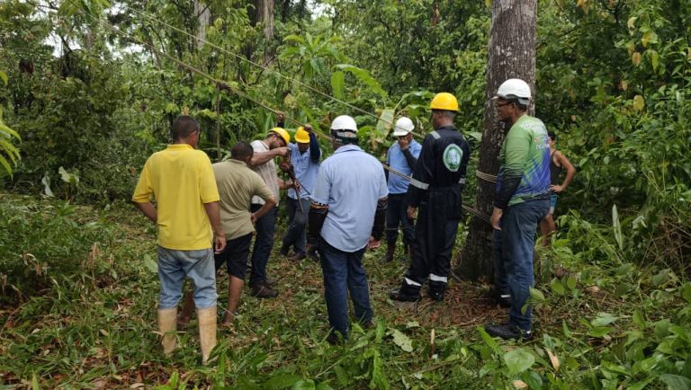 Comunidad Warao recibe labor de mantenimiento eléctrico mediante Plan Pica y Poda en Delta Amacuro