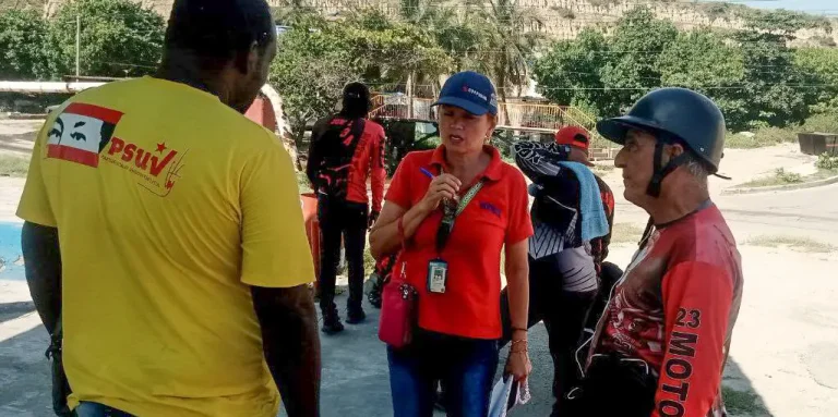 Consejo comunal de La Guaira recibe visita de Corpoelec para revisar casos del 1×10 del Buen Gobierno