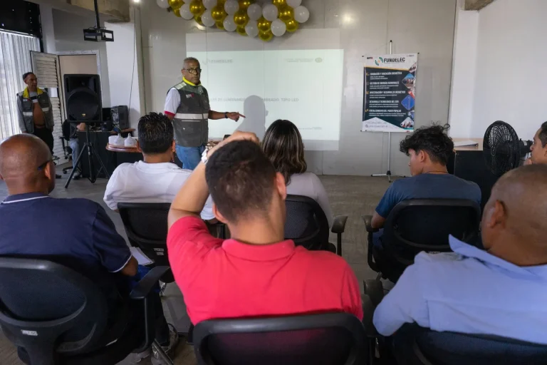 Dictan taller de reparación de bombillos y luminarias LED durante celebración de los 33 años de Fundelec