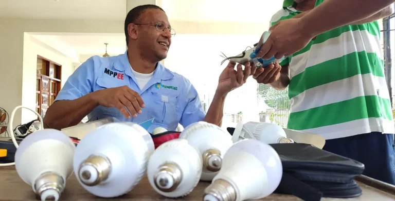 Fundelec capacita a comunidad merideña en reparación de lámparas LED