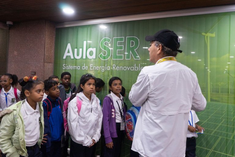 Fundelec y CNTQ cierran proyecto pedagógico con visita guiada al Aula SER