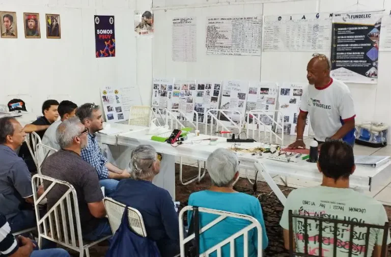 Fundelec dicta taller de recuperación de bombillos y luminarias LED en la parroquia El Recreo