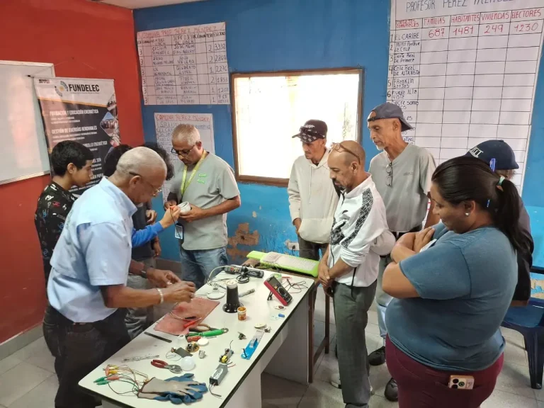 Fundelec dicta talleres sobre Mesas Técnicas de Energía y reparación de Luminarias LED