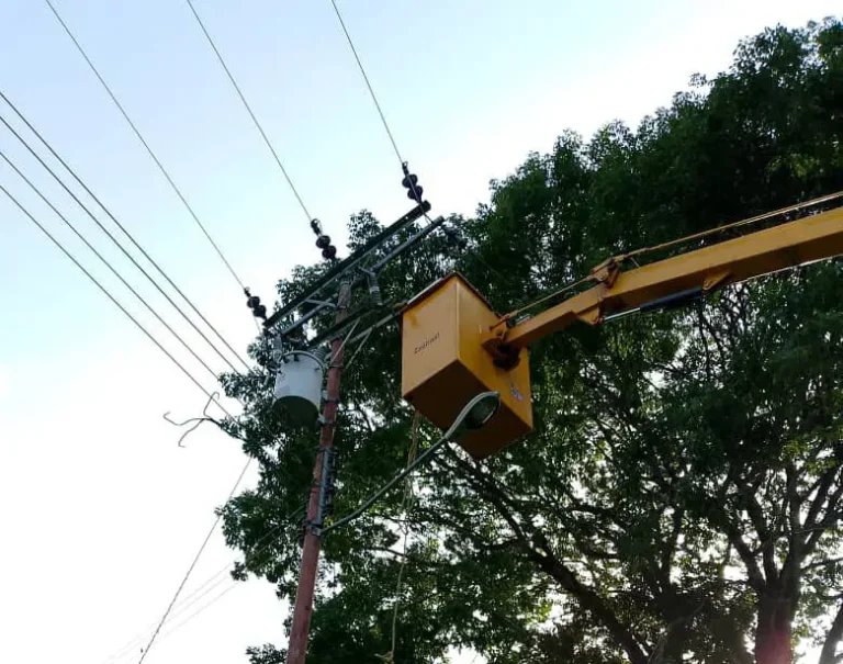 Sustituyen transformador eléctrico en la comunidad La Pica de Tinaquillo