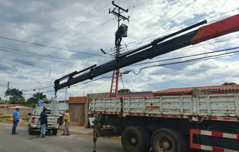 Corpoelec atiende a Comuna Alí Primera con instalación de transformador