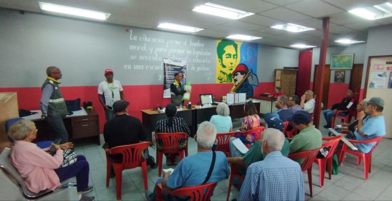 Dictan Taller de reparación de bombillos y lámparas LED a comunidades caraqueñas