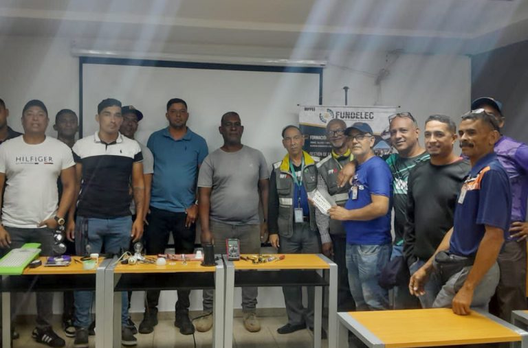 Trabajadores de la Defensa Pública reciben taller de reparación de lámparas y bombillos LED