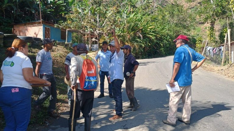 Debaten proyectos de energía eléctrica en comunidades de La Guaira