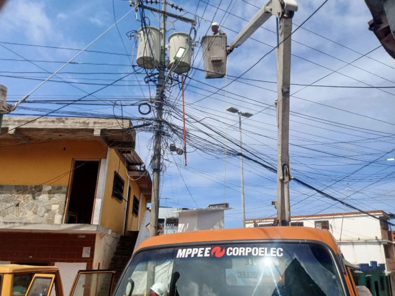 Instalan transformador en comunidad de Catia La Mar