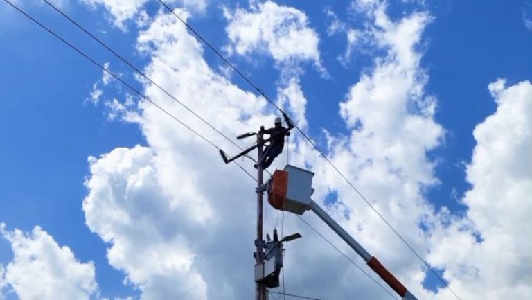 Benefician comuna Sukumalaya Wakuaipa del Zulia con instalación de 32 postes eléctricos