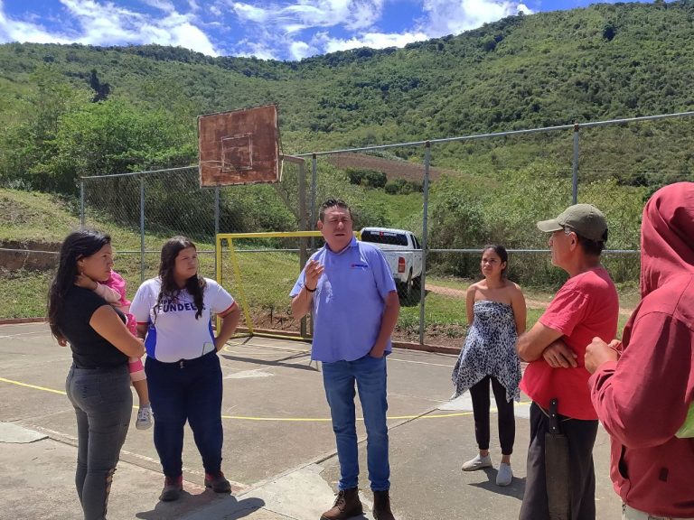 Comunidades de Mérida reciben orientaciones para mejorar alumbrado de canchas deportivas