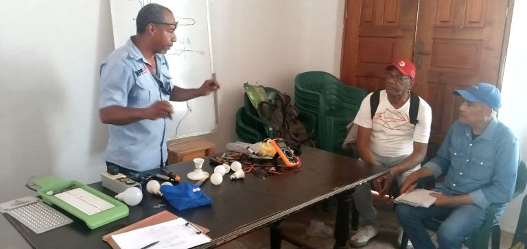 Fundelec dicta taller de reparación de luminarias Led en La Guaira