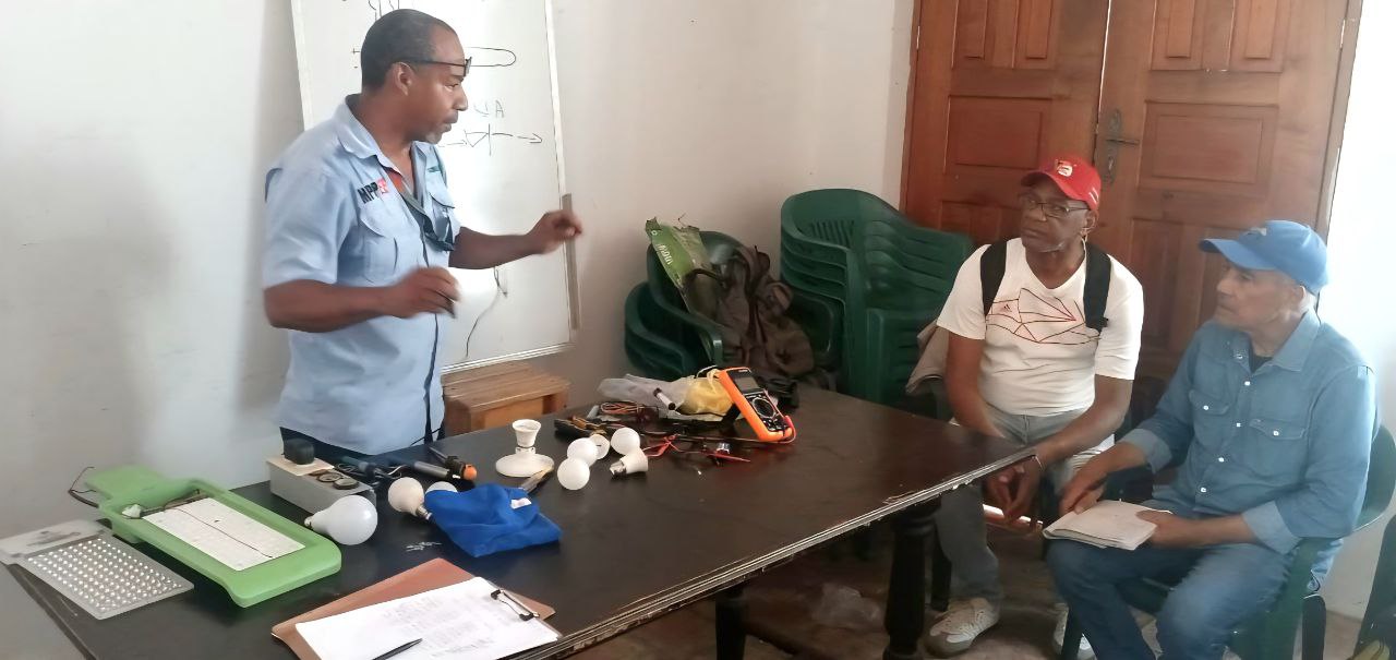 Fundelec dicta taller de reparación de luminarias Led en La Guaira