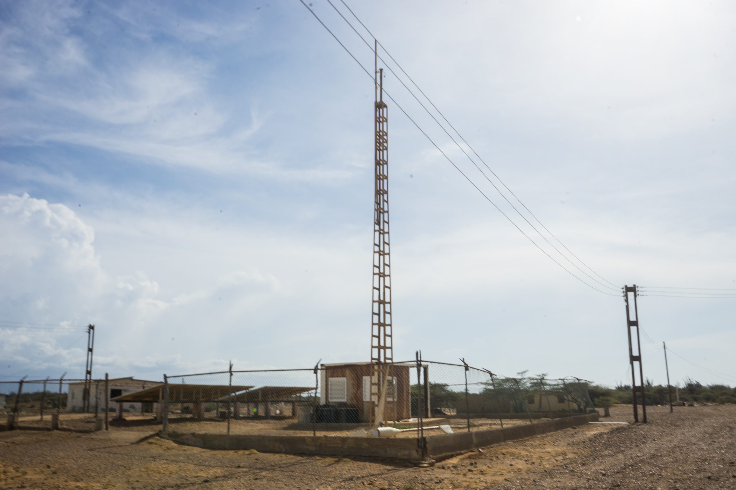 Realizan mantenimiento a microrred híbrida del sector Los Arroyos