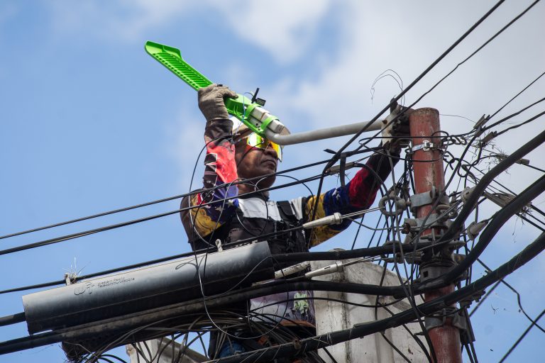 Fundelec acompaña instalación de luminarias en Miranda