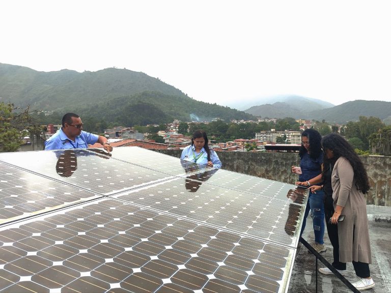 Bloque Social del SEN recibe taller de energías renovables enmarcado en las 7T