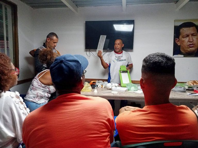 Fundelec capacita con taller de luminarias LED