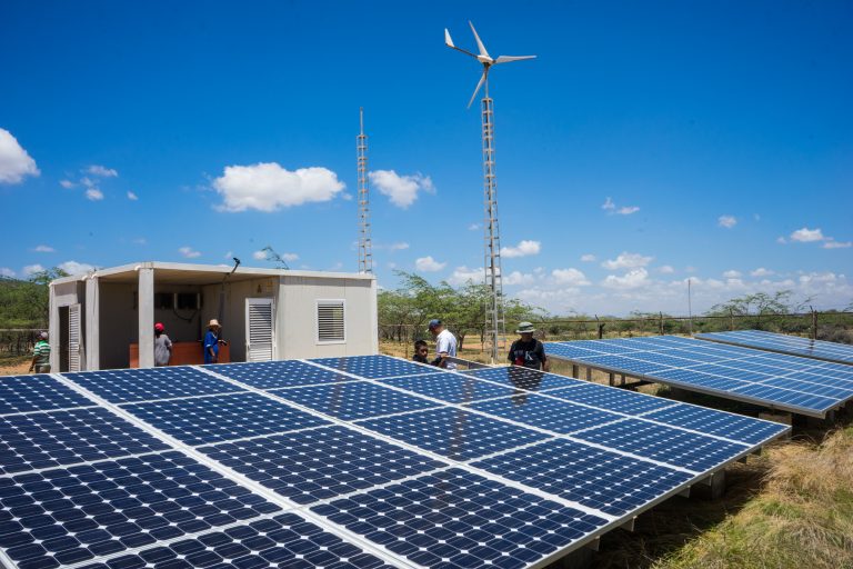 Sistemas híbridos garantizan electricidad a comunidades indígenas de La Guajira