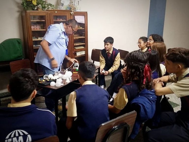 Formación en reparación de bombillos y energías renovables