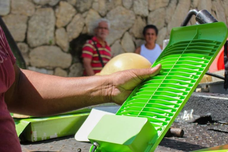 Entregan 500 luminarias a consejos comunales en diferentes comunidades del país