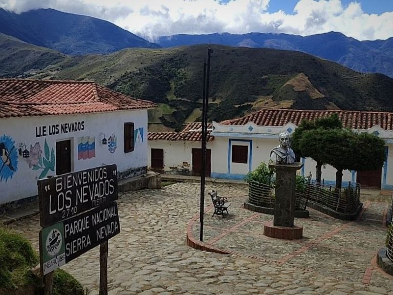 Sistemas fotovoltaicos en Las Plumas renacen bajo el impulso de la Consulta Popular