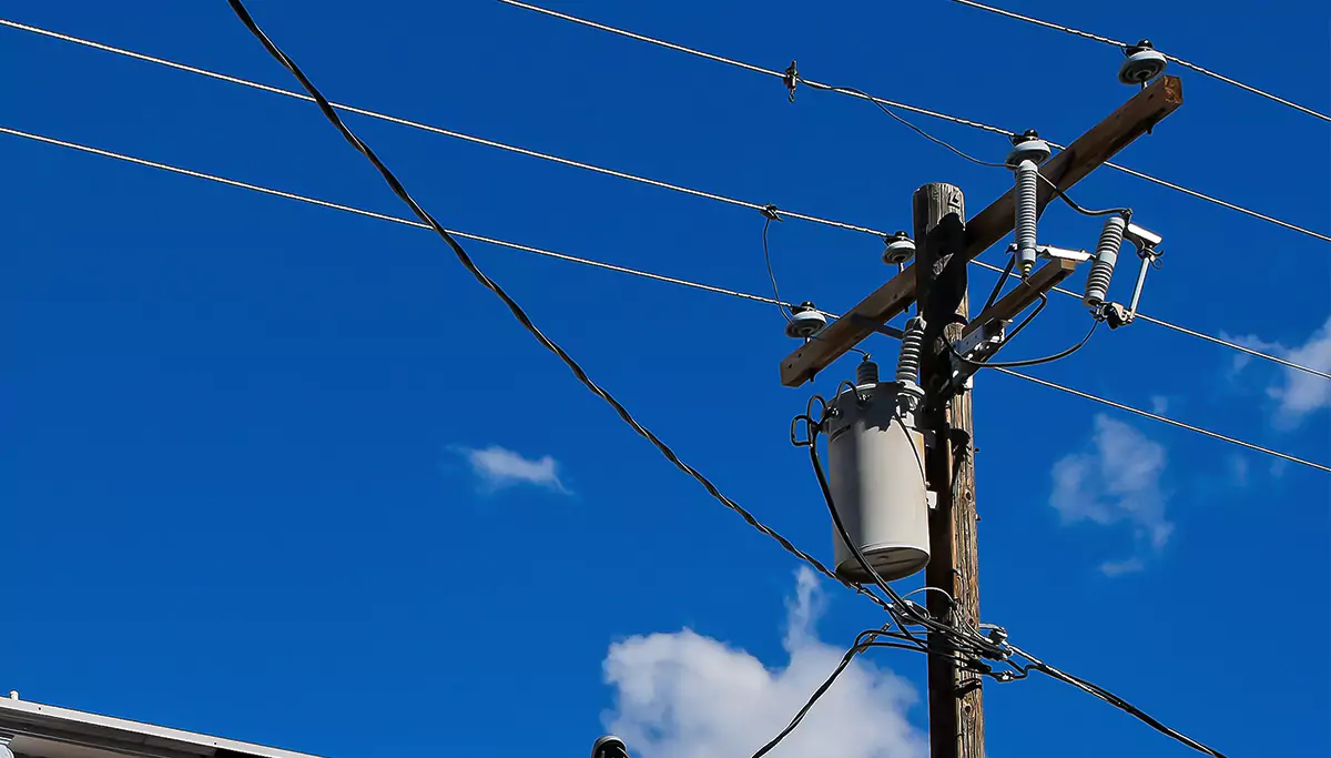 Fortalecen sistema eléctrico en El Junko con instalación de nuevo transformador