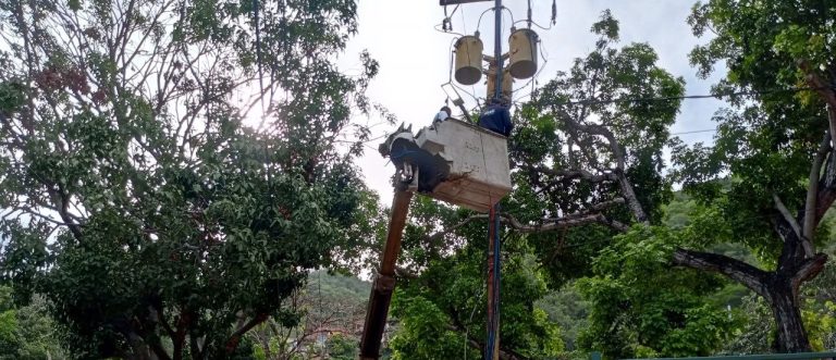 Sistema 1×10 del Buen Gobierno instala luminarias en Macuto