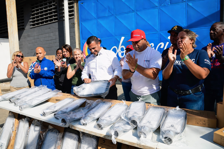 Fundelec acompaña entrega de luminarias para mejorar alumbrado público de La Guaira