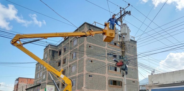 cuadrillas de CORPOELEC y promotores de la Fundación para el Desarrollo del Servicio Eléctrico (Fundelec) realizaron el abordaje técnico en el sector 05 de Julio de la parroquia Tumeremo