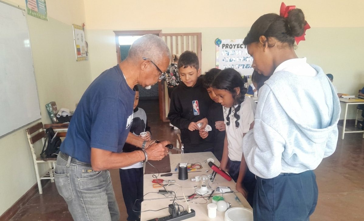 Fundelec) llevó a cabo con éxito dos jornadas formativas de reparación de bombillos LED