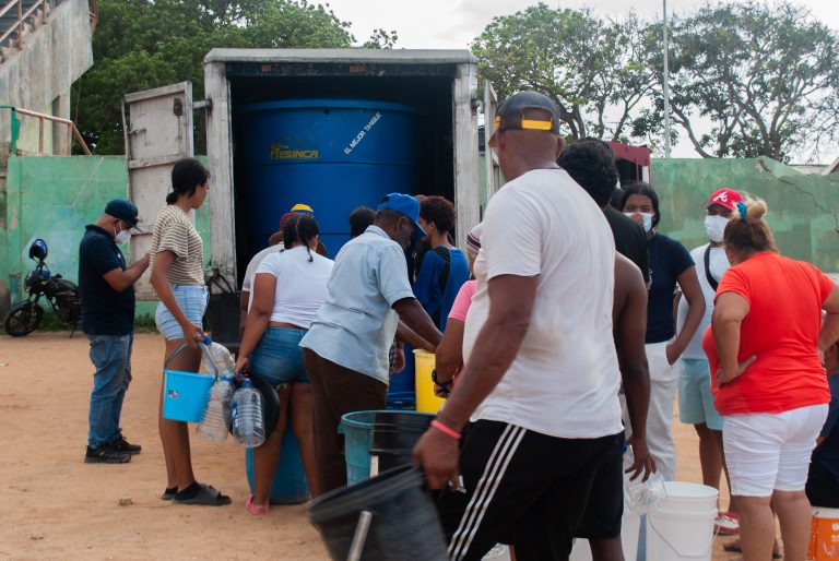 Fundelec distribuye 3.500 litros de agua potable en La Guaira