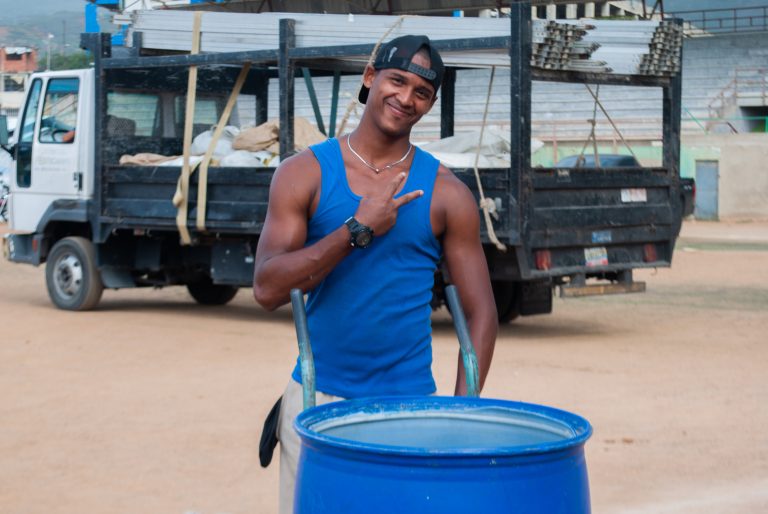 Continúa plan de distribución de agua potable en La Guaira