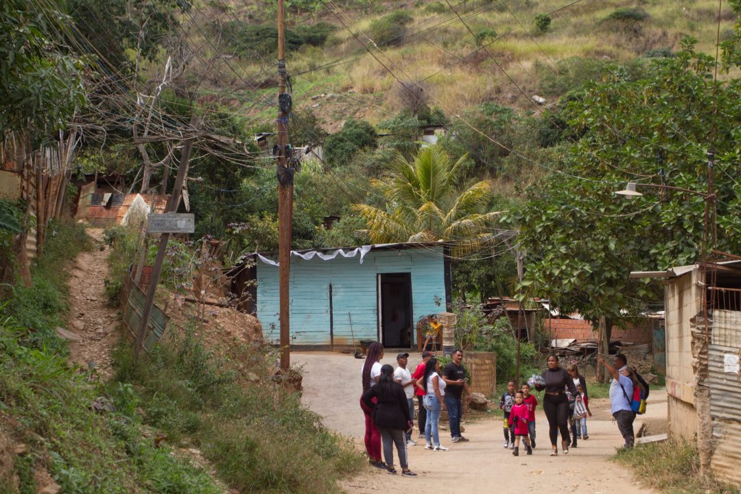 beneficiarios del proyecto electrico en la parroquia antimano, eje numero 5 consejo comunal Fuerza y Volundad, en Caracas Venezuela hoy 12 de diciembre del 2024