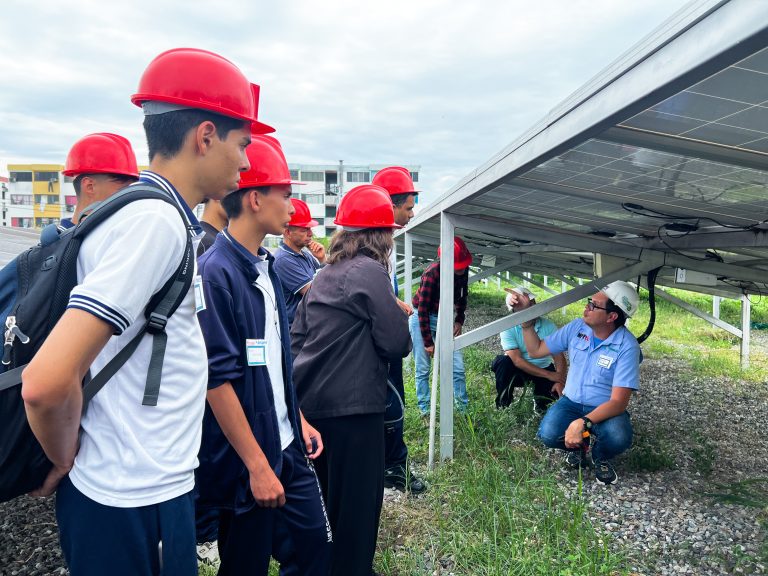 Intercambian saberes en visita guiada a la granja solar Luz del Alba
